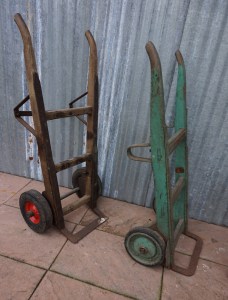 Oude vintage industriele steekwagens